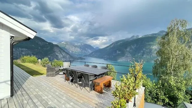 With Amazing Fjord View In Lingasen Chalé *