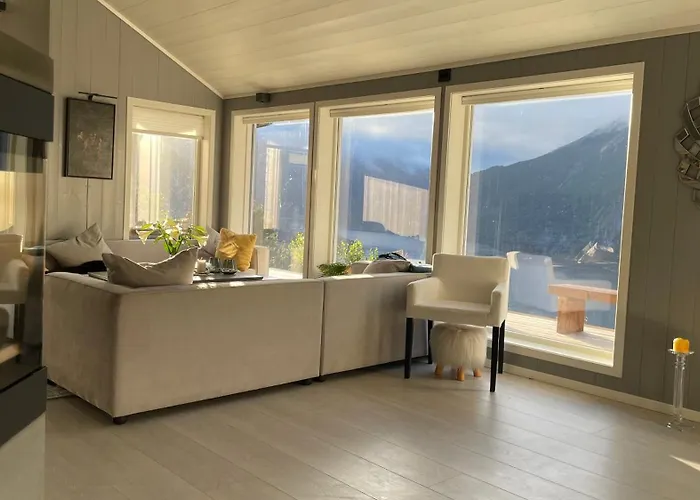 With Amazing Fjord View In Lingasen Chalé Valldal